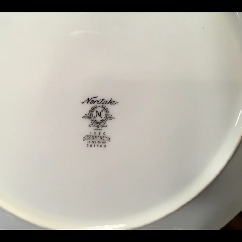 NORITAKE COURTNEY VINTAGE DINNER  8 PLACE‎ SETTING + 4 PC HOST SERVICE